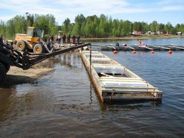 Sjösättning av bryggan i Rörbäck